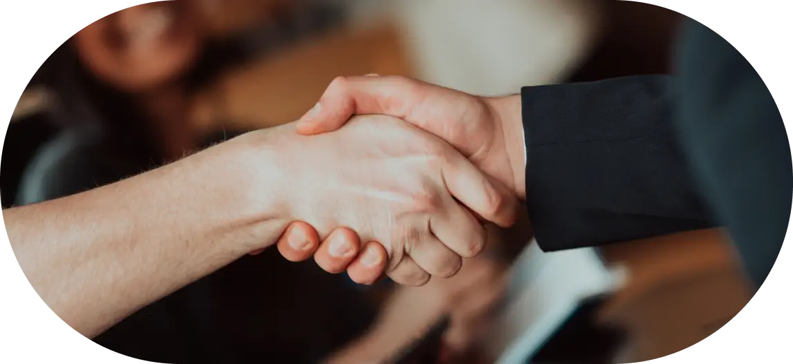 Aperto de mãos representando uma conexão de negócios